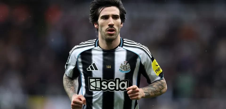 Newcastle vence 2-1 a Manchester United con diez jugadores