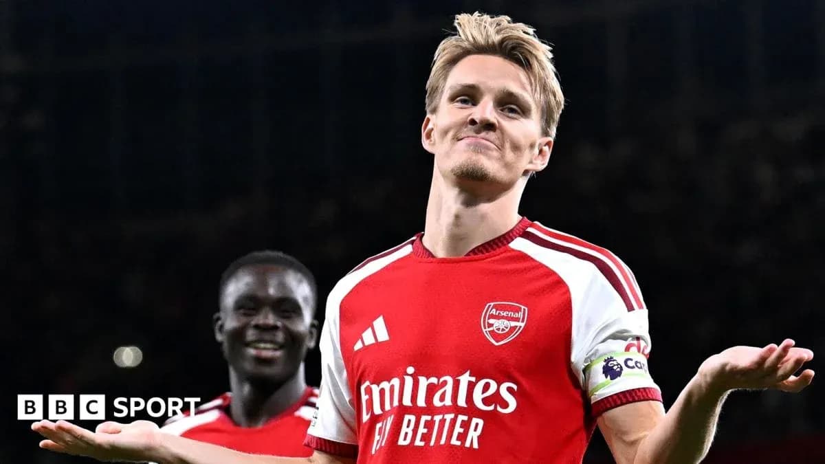Jugador de Arsenal celebrando con compañeros en el campo