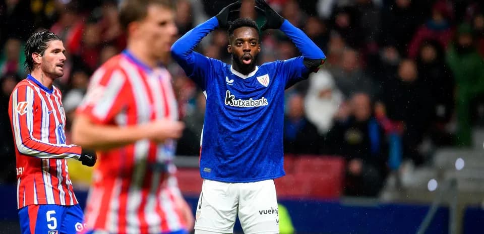 Jugadores de Atlético y Athletic Club en acción