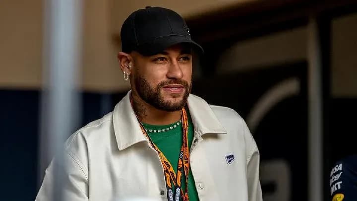 Neymar en evento deportivo con atuendo casual