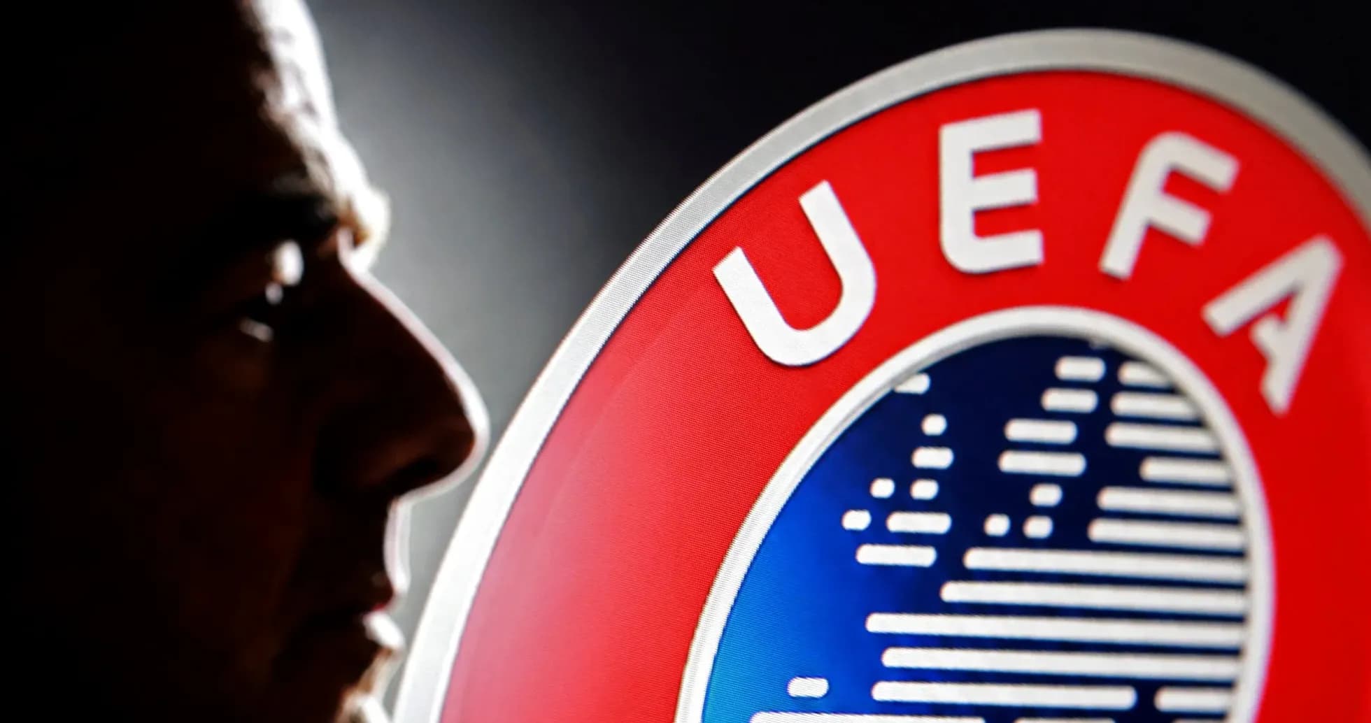 Perfil de hombre junto al logo de UEFA