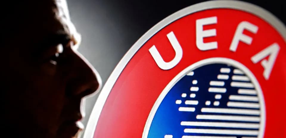 Perfil de hombre junto al logo de UEFA