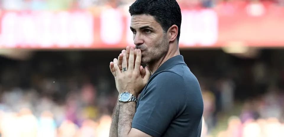Entrenador observando el juego con manos en boca
