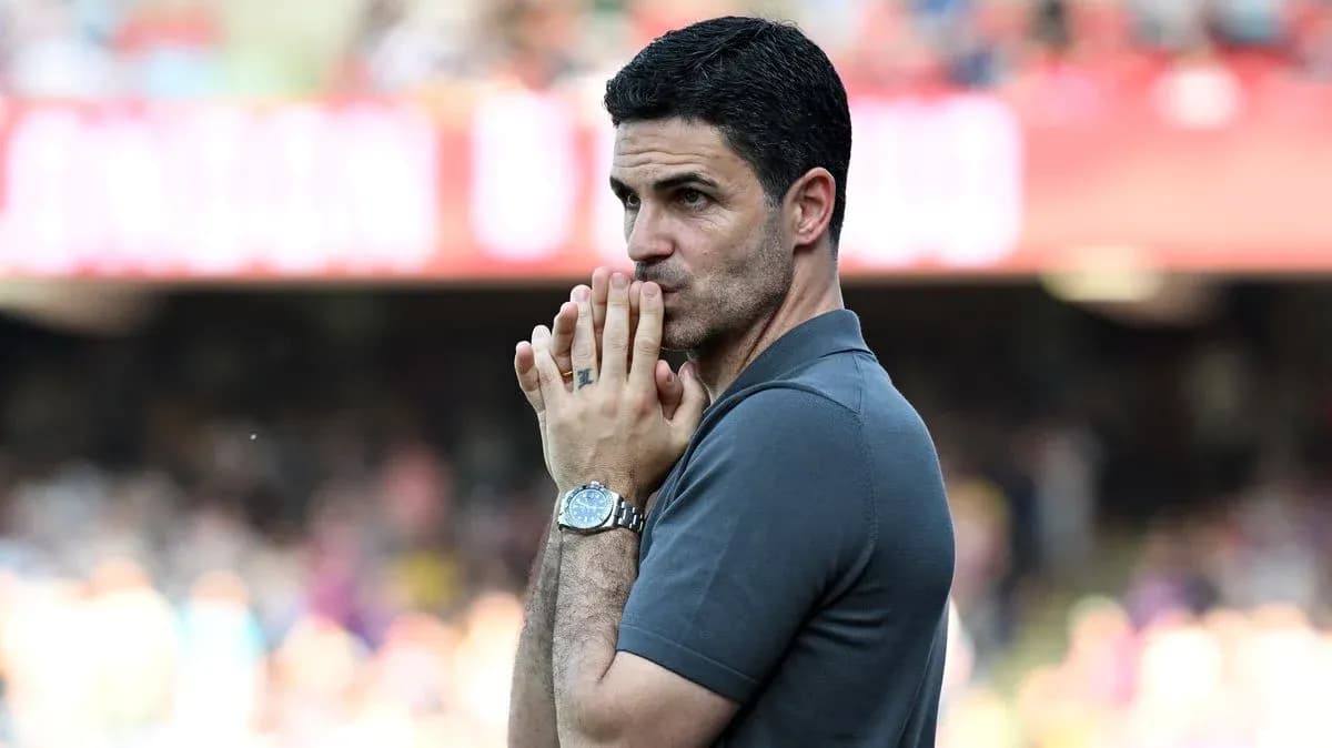 Entrenador observando el juego con manos en boca