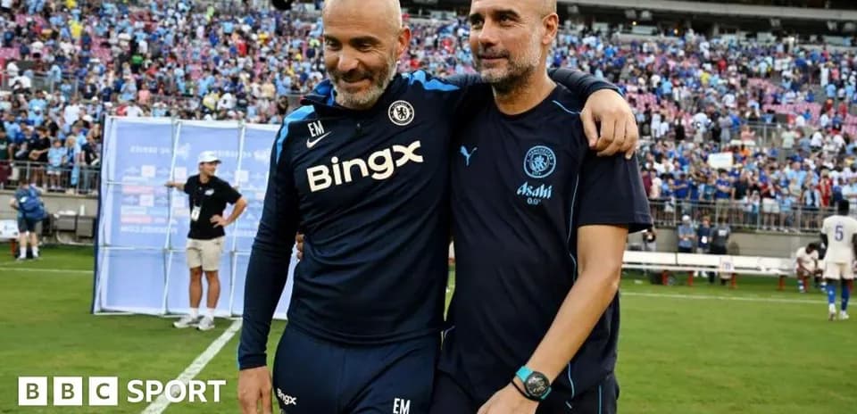 Entrenadores abrazándose en el campo después del partido