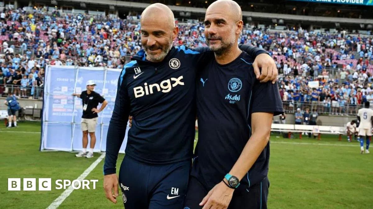 Entrenadores abrazándose en el campo después del partido
