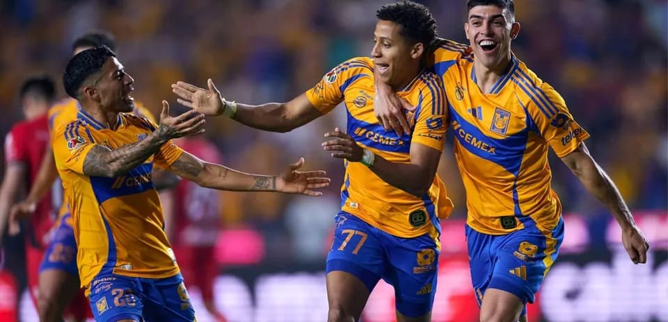Jugadores de Tigres celebrando un gol