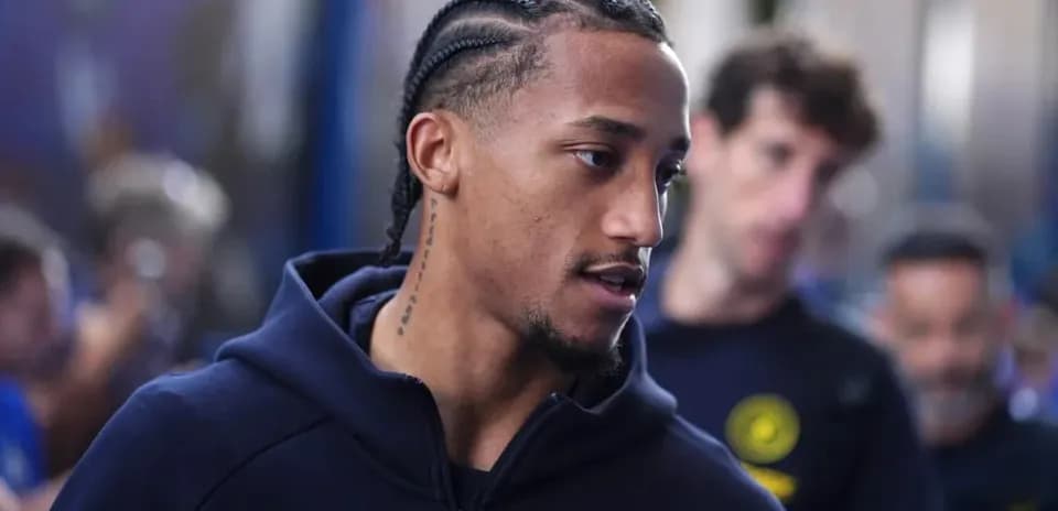 Jugador con trenzas caminando en pasillo