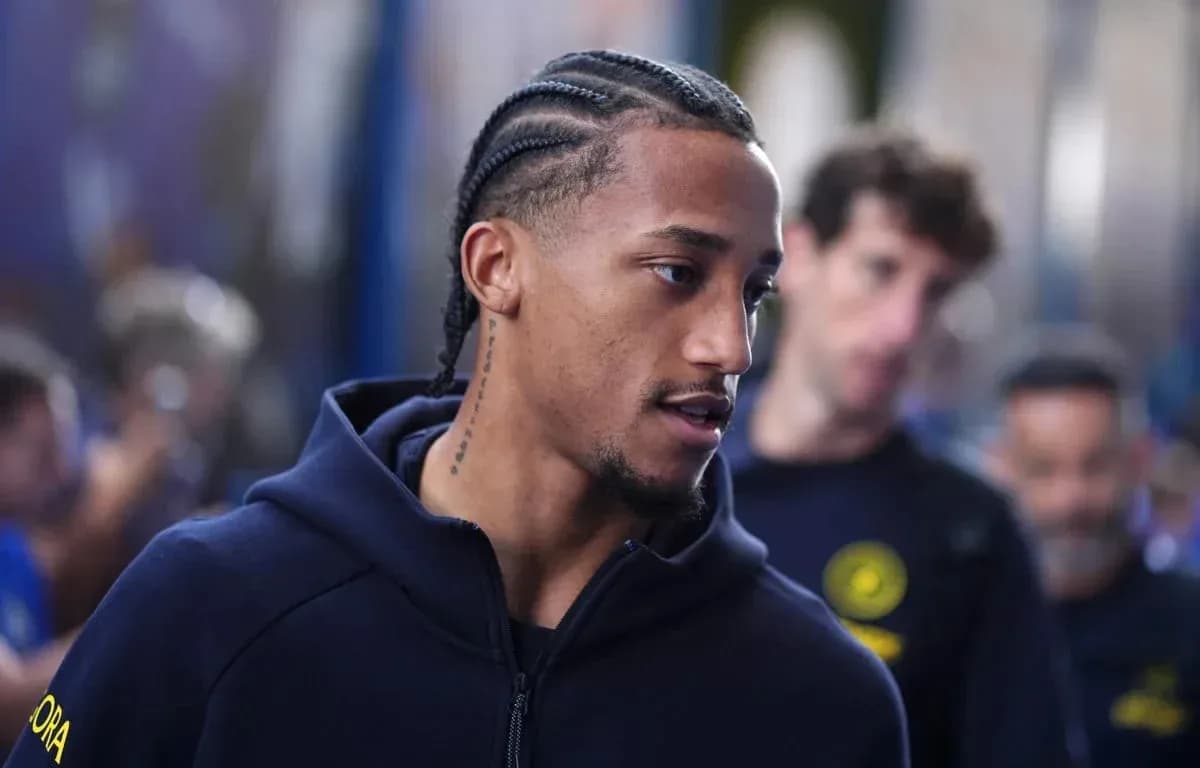 Jugador con trenzas caminando en pasillo