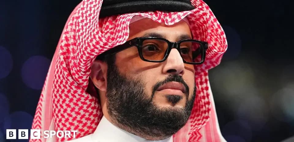 Hombre con gafas y tradicional ghutrah observando evento