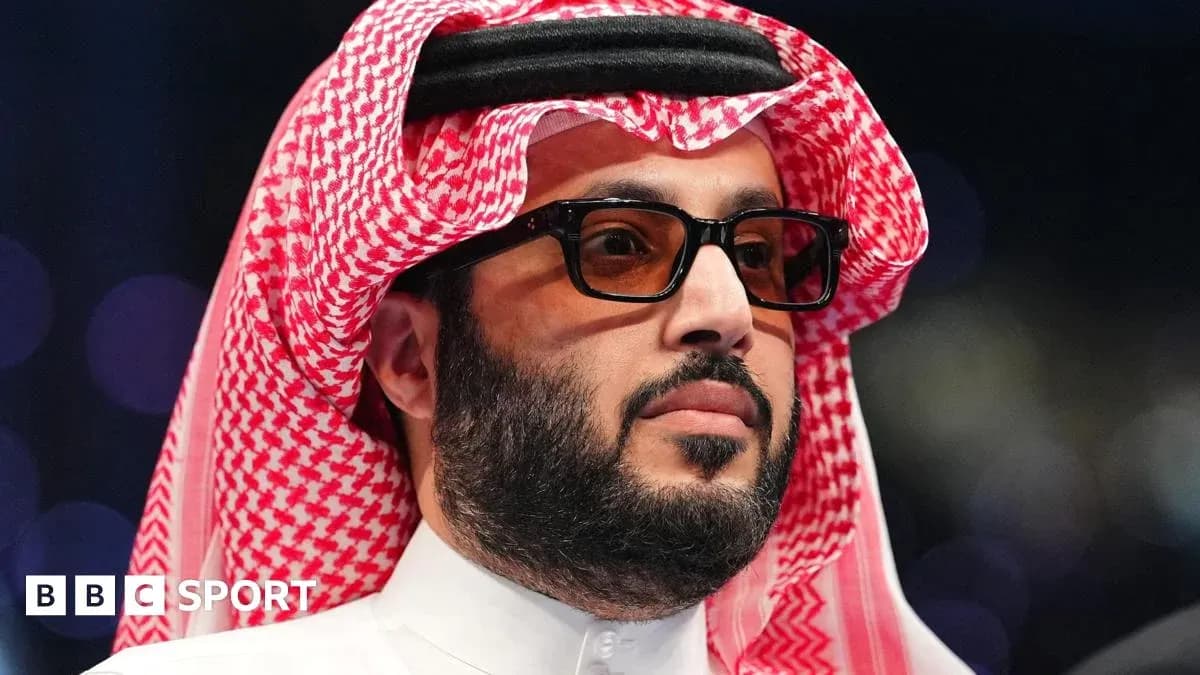 Hombre con gafas y tradicional ghutrah observando evento