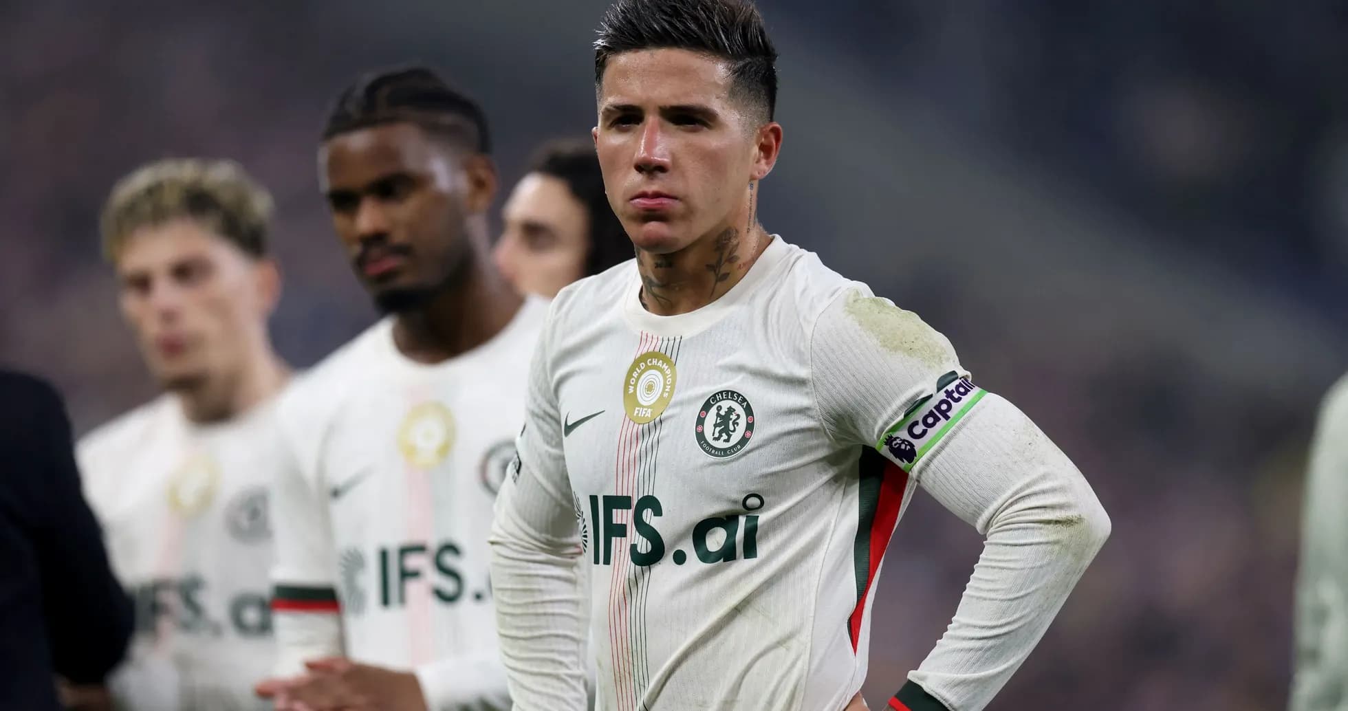Jugador de Chelsea con banda de capitán en partido