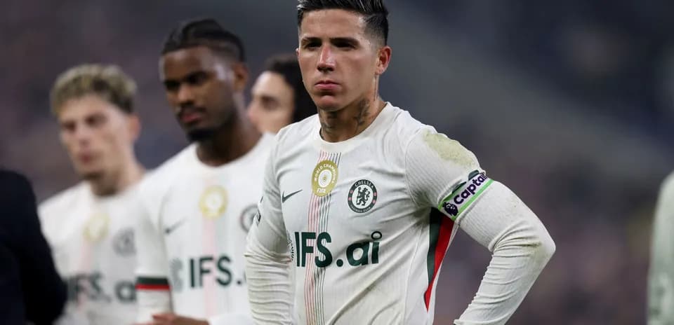Jugador de Chelsea con banda de capitán en partido
