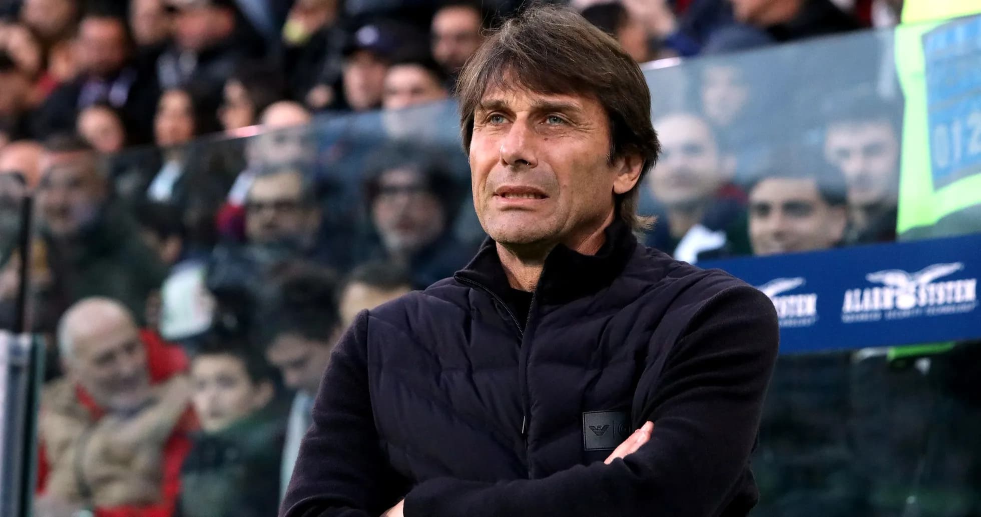 Entrenador observando el partido desde la línea lateral