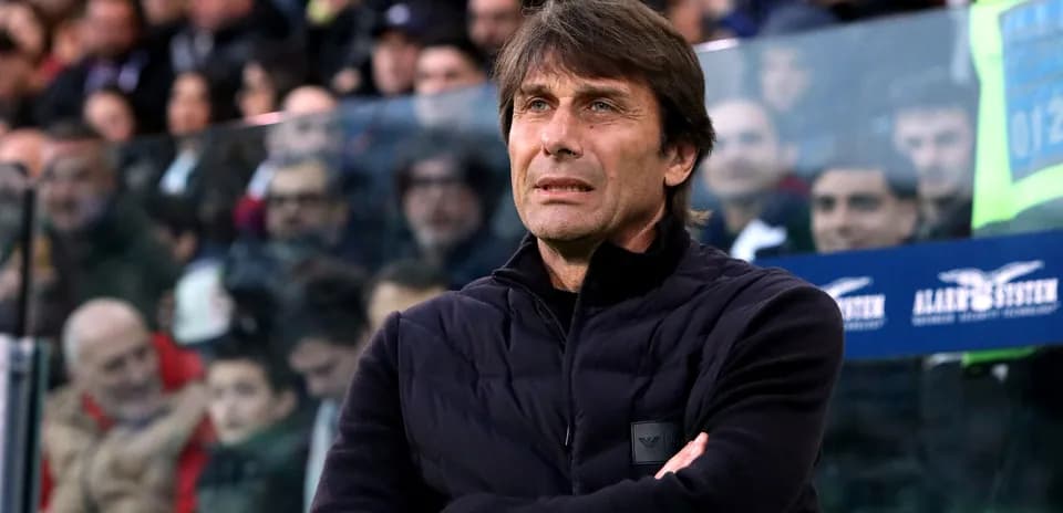 Entrenador observando el partido desde la línea lateral