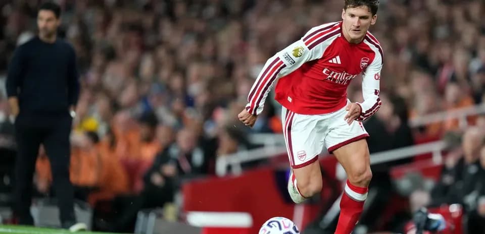 Jugador de Arsenal lanzando el balón en el partido