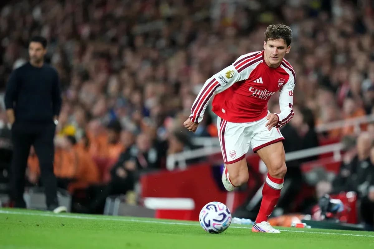 Jugador de Arsenal lanzando el balón en el partido