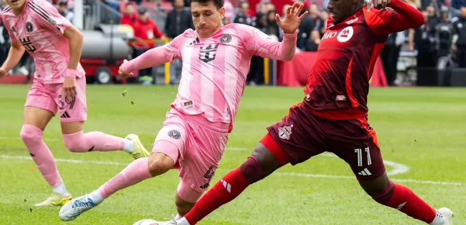 Jugadores de Inter Miami y Toronto FC en acción