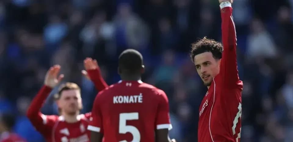 Jugadores de Liverpool celebrando en el campo