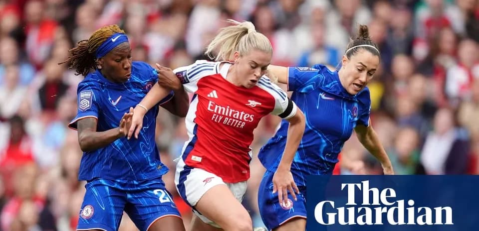 Jugadora de Arsenal rodeada por dos rivales de Chelsea