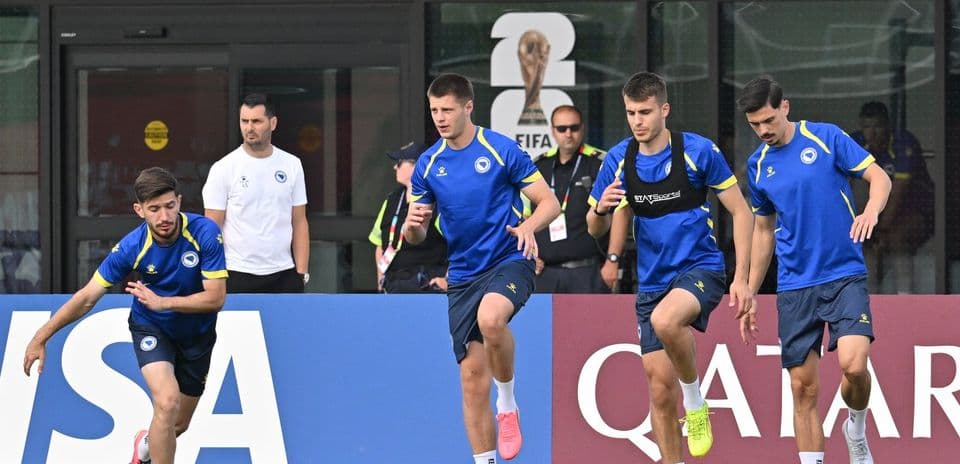 Jugadores de Bosnia entrenando para el Mundial 2026