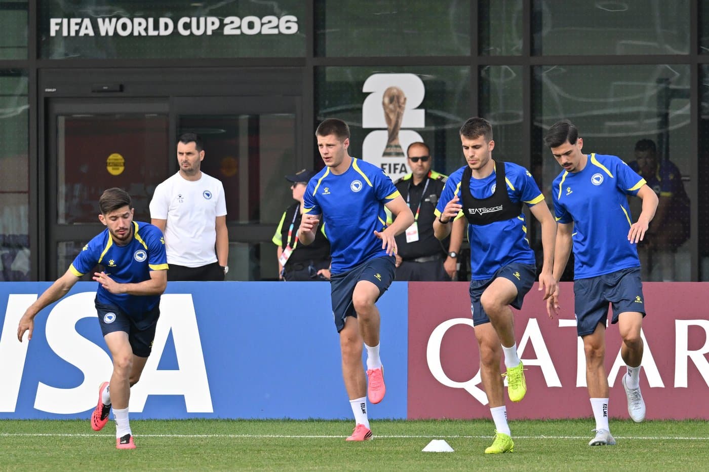 Jugadores de Bosnia entrenando para el Mundial 2026