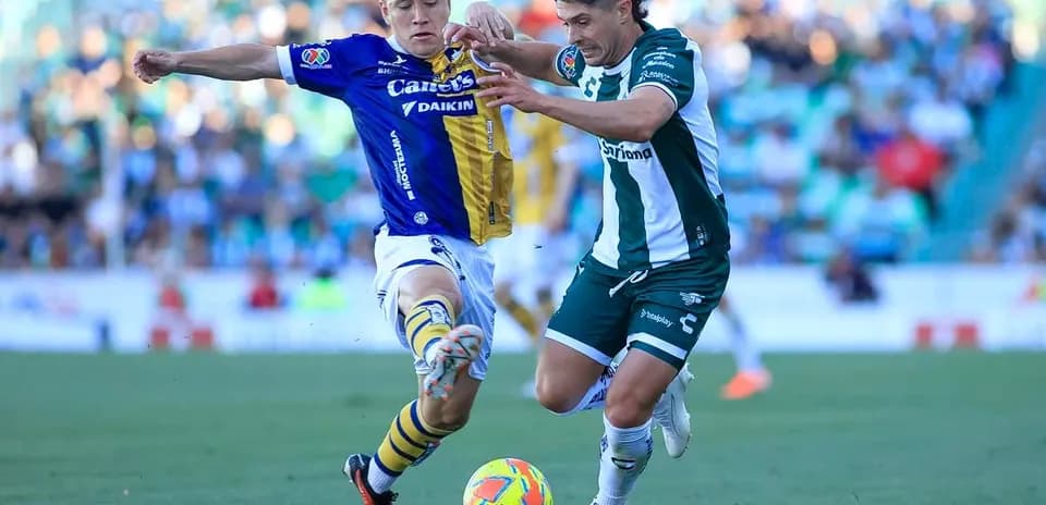 Jugador de Atlético San Luis y Santos Laguna en acción