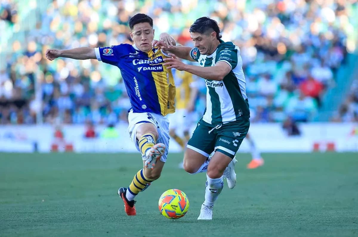 Jugador de Atlético San Luis y Santos Laguna en acción