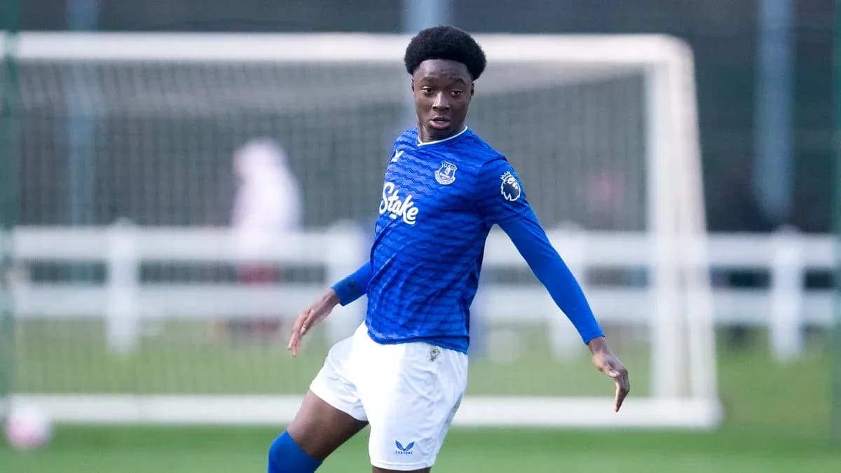 Jugador de Everton en acción durante un entrenamiento