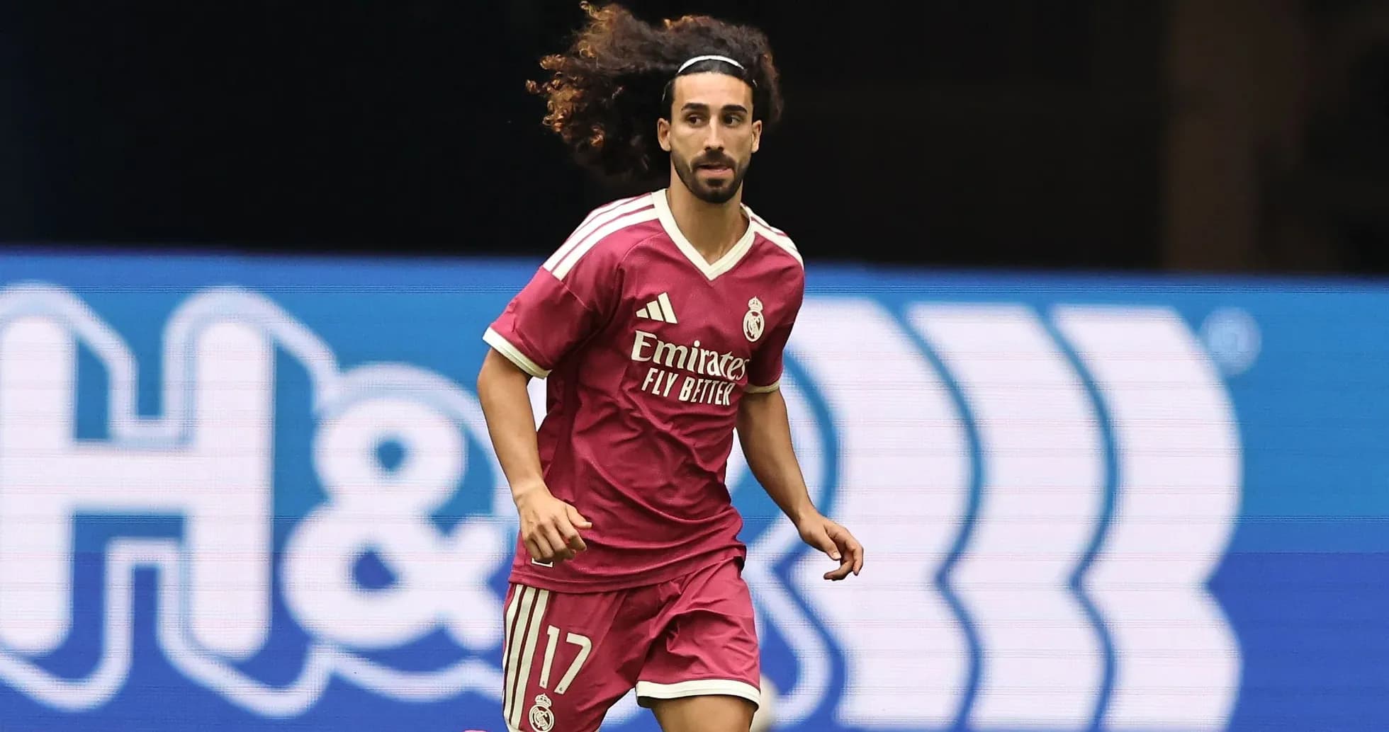 Jugador de Real Madrid corriendo en campo de fútbol