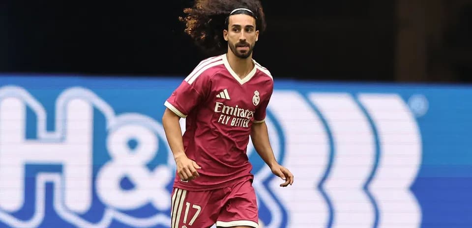 Jugador de Real Madrid corriendo en campo de fútbol