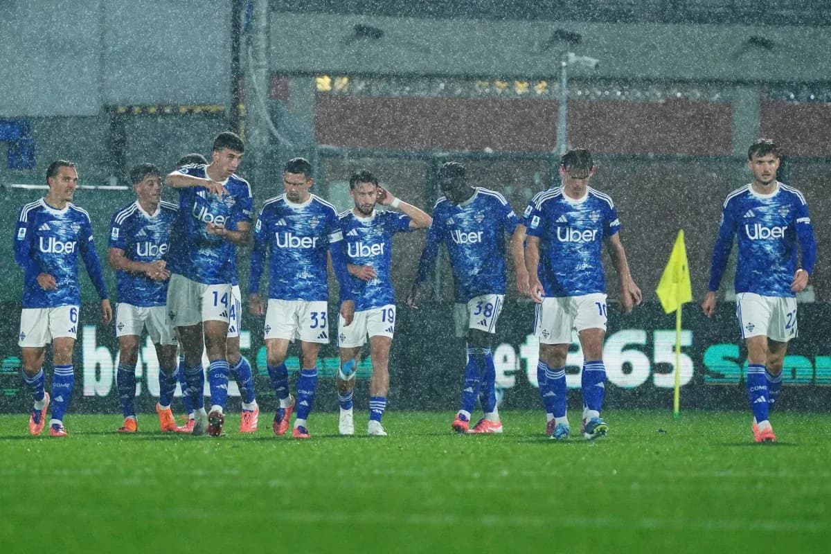 Jugadores de Como en un partido de lluvia