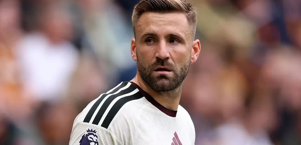 Jugador de fútbol en acción durante un partido