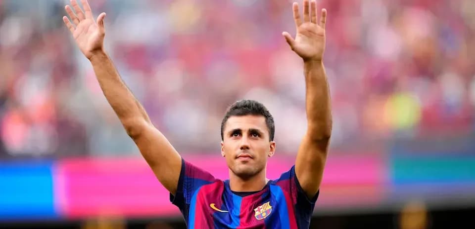 Jugador de Barça levantando las manos en el campo