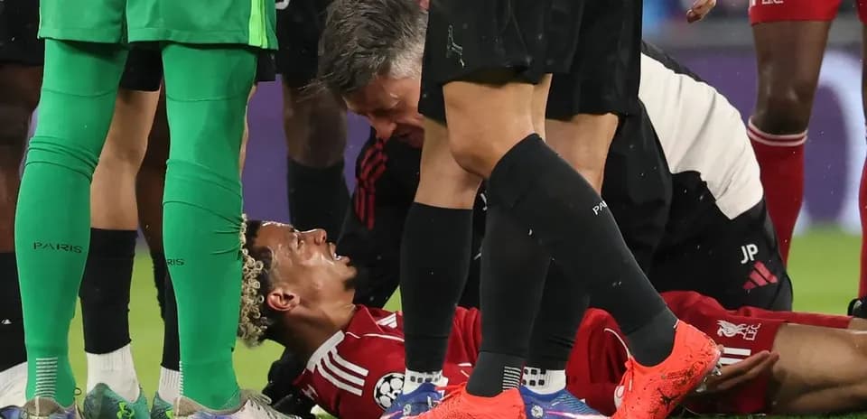 Jugador tendido en el suelo rodeado de compañeros