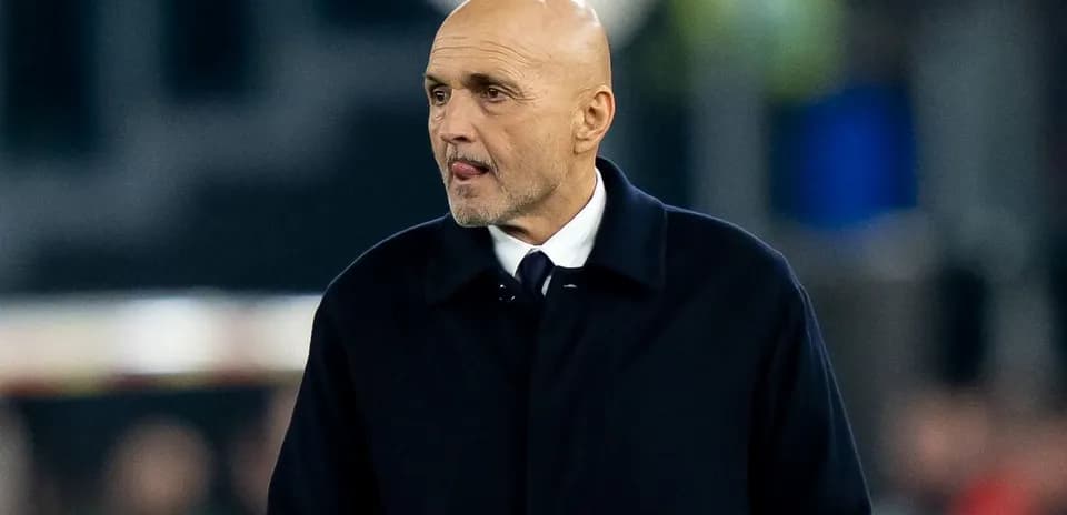 Entrenador en la línea de banda durante el partido