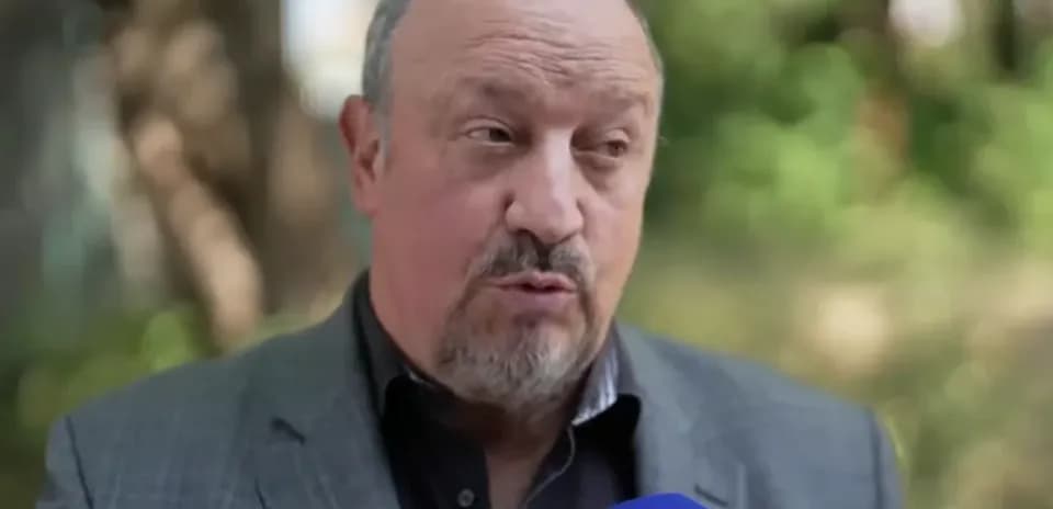Entrenador hablando en una entrevista al aire libre