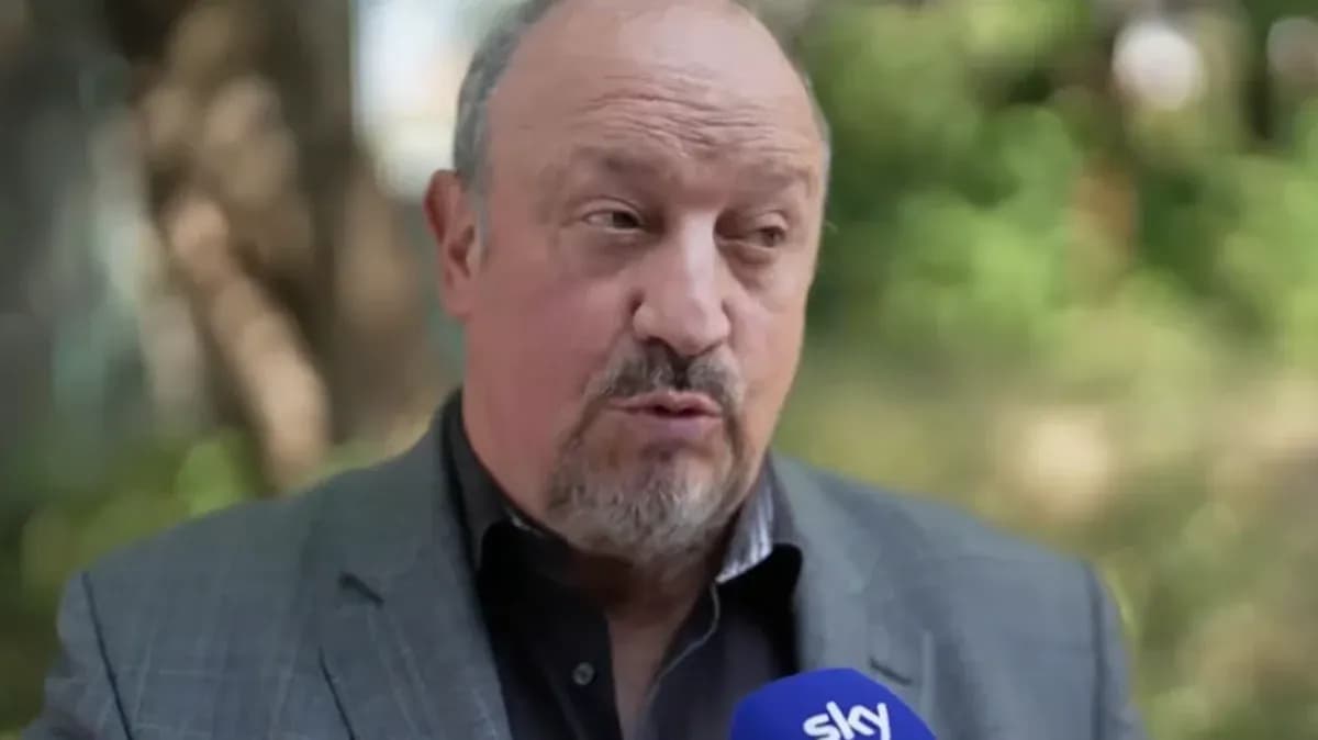 Entrenador hablando en una entrevista al aire libre