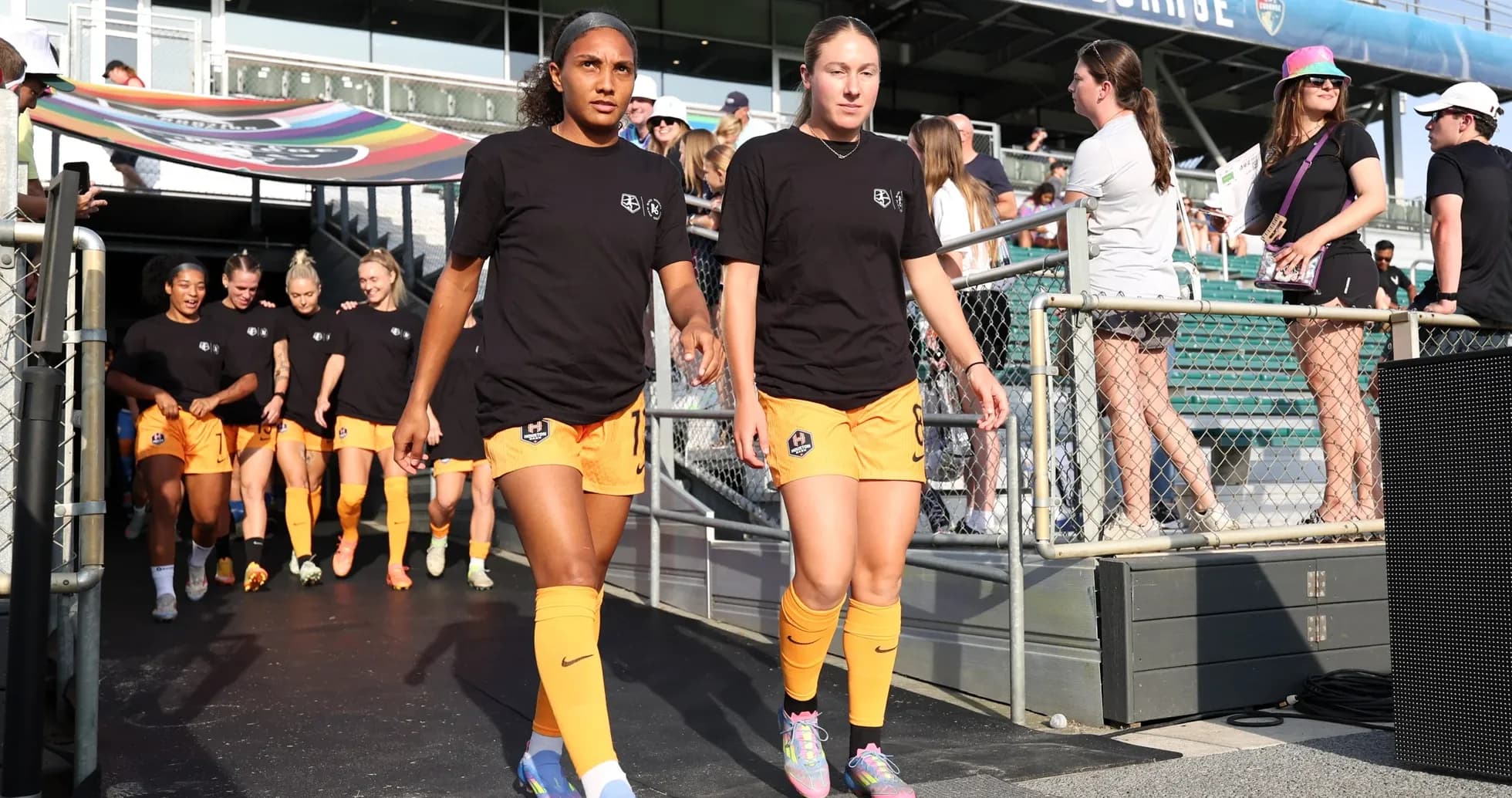 Jugadoras del Houston Dash entrando al campo