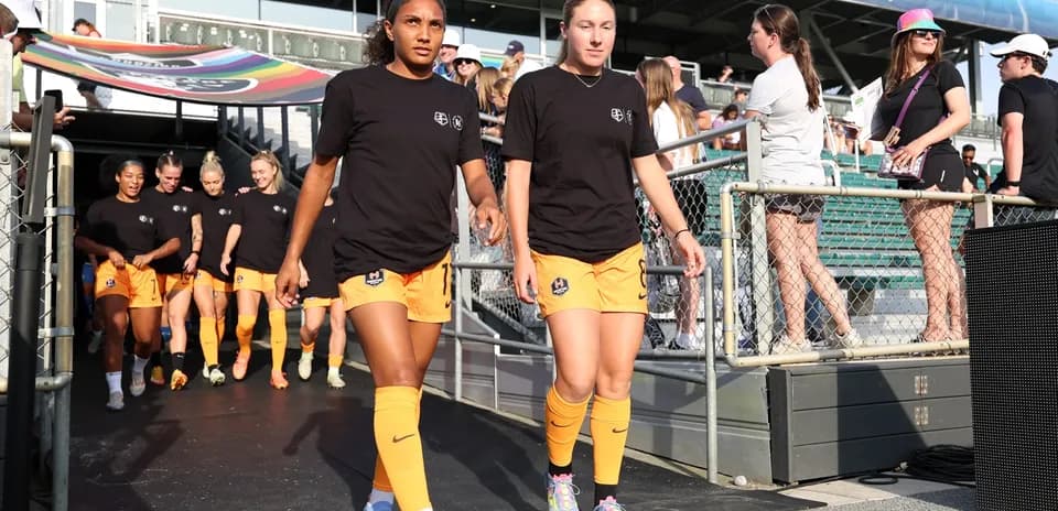 Jugadoras del Houston Dash entrando al campo