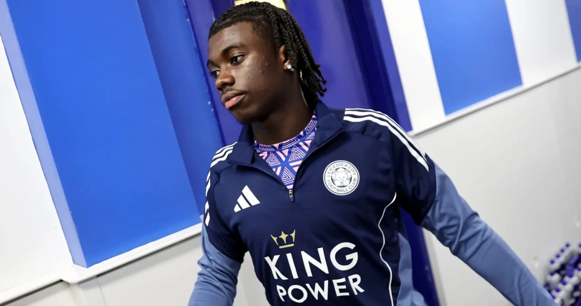 Jugador de Leicester City entrando al vestuario