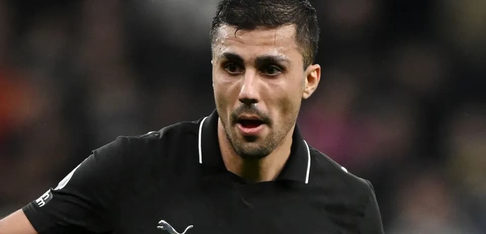Jugador en acción durante un partido de fútbol