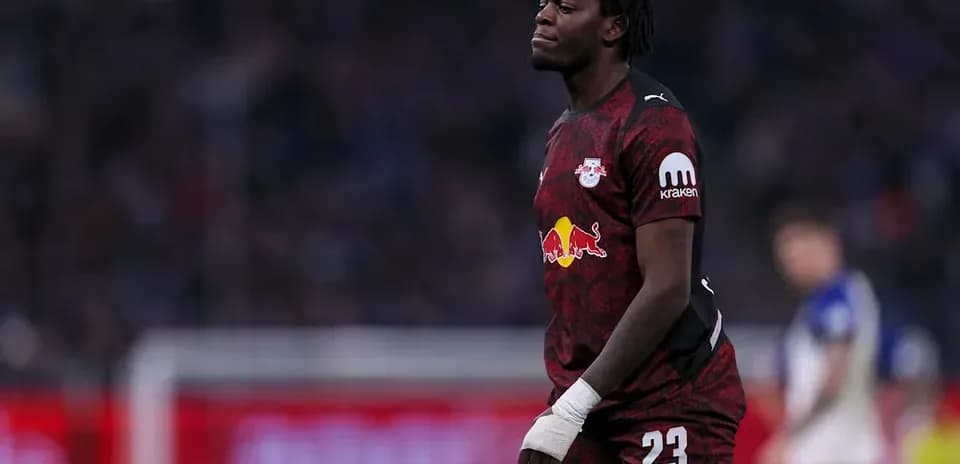 Portero de RB Leipzig en el campo durante partido