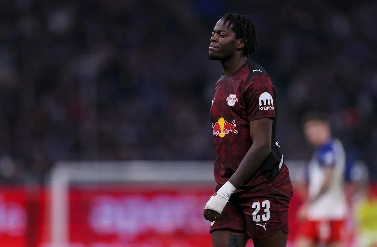 Portero de RB Leipzig en el campo durante partido