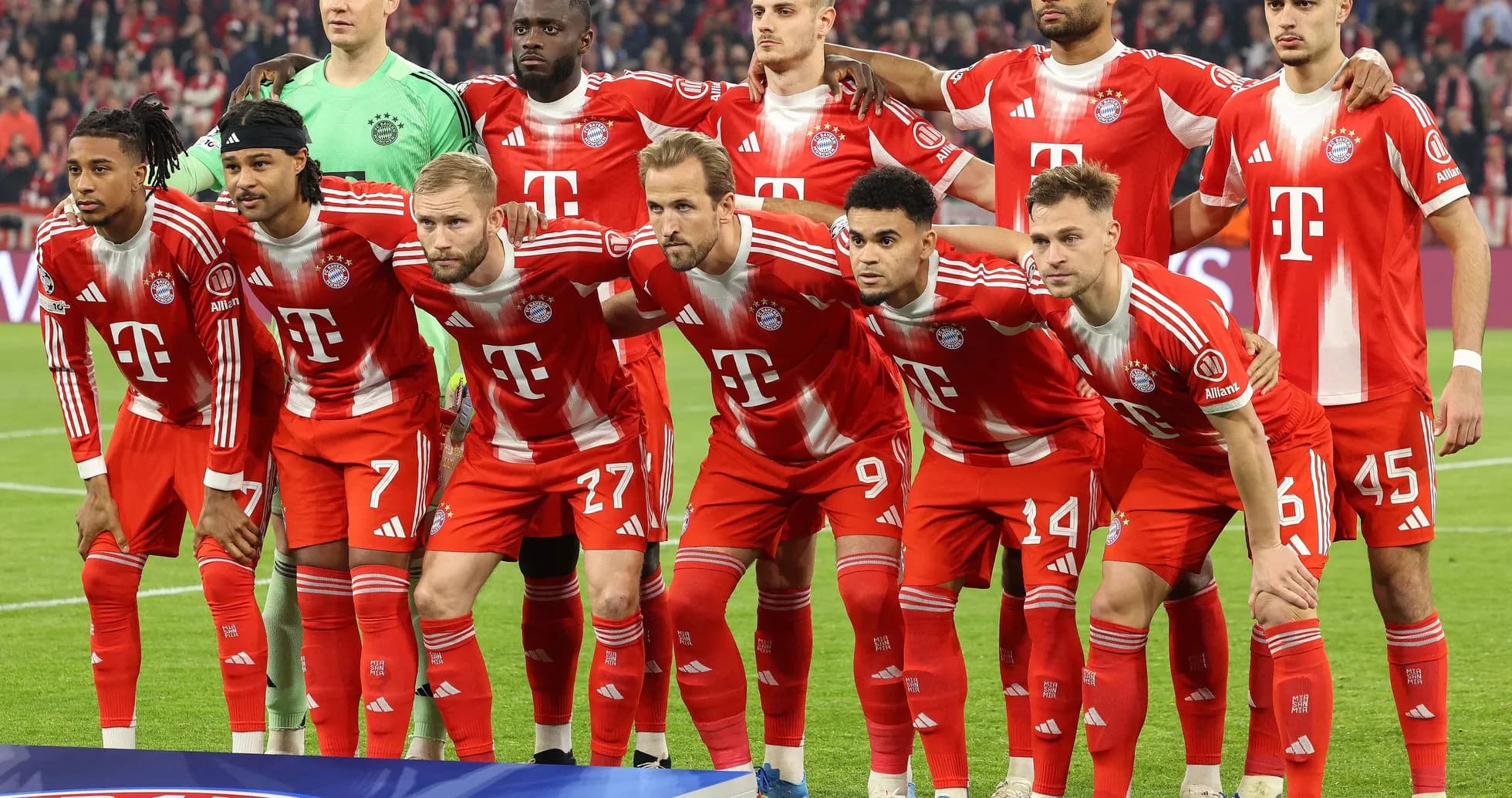 Equipo de Bayern Múnich posando en el campo