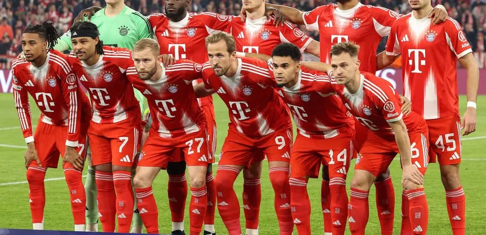Equipo de Bayern Múnich posando en el campo