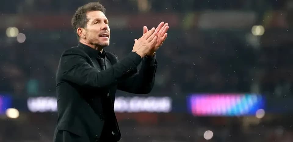 Entrenador aplaudiendo en el campo de juego