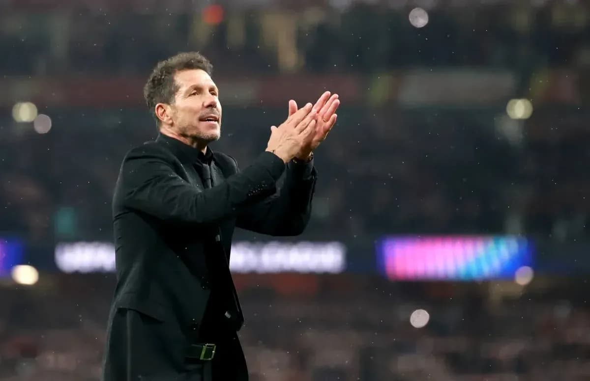 Entrenador aplaudiendo en el campo de juego