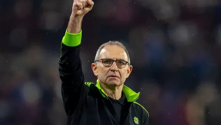 Entrenador levantando el puño en señal de triunfo
