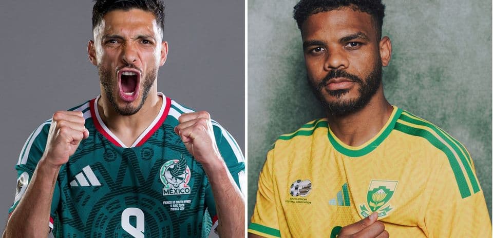 Jugadores de México y Sudáfrica posando para fotos
